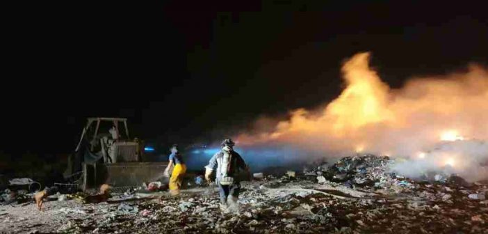 Piden investigar negligencia en incendio del relleno sanitario en Nuevo Laredo