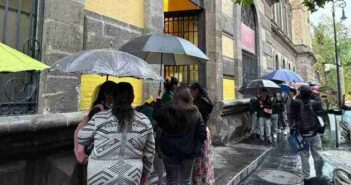 Con lluvia y prisas, 23 millones de alumnos de educación básica vuelven a clases en todo Mexico