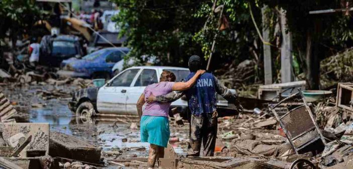 Poza Rica, Veracruz, aún en estado crítico; las calles siguen cubiertas de lodo y escombros