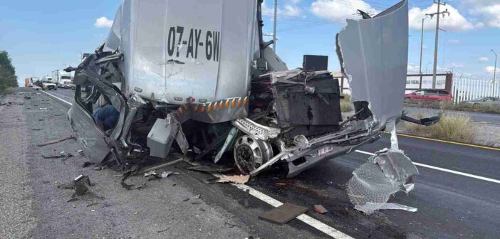 Chocan tres tráileres en la carretera Reynosa-Monterrey